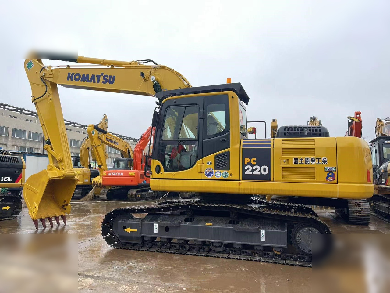 KOMATSU PC220-8 - Crawler excavator: picture 2 KOMATSU PC220-8 - Crawler excavator: picture 2