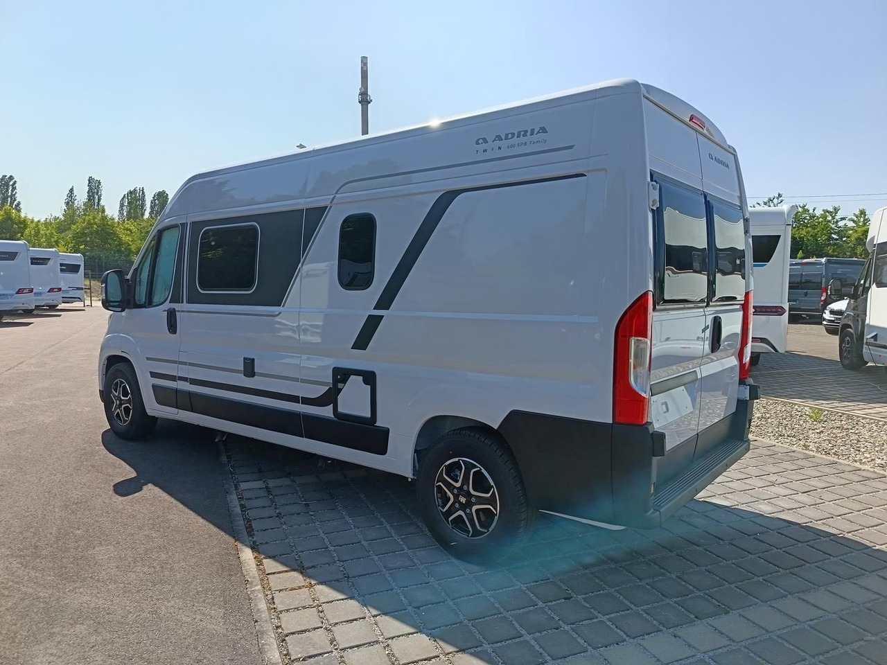 Adria Twin Twin 600 SPB Family*SAFETY+STYLE*DAB*SOFORT - Camper van: picture 4 Adria Twin Twin 600 SPB Family*SAFETY+STYLE*DAB*SOFORT - Camper van: picture 4