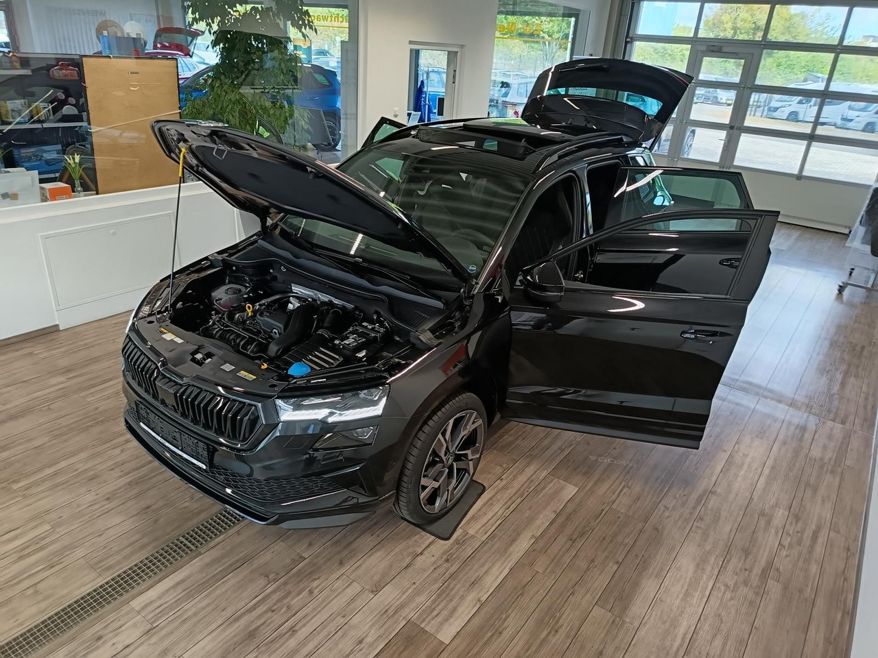 Skoda Karoq Sportline 1,5 TSI DSG*AHK*PSD*STD.HZG*NAVI - SUV: picture 2 Skoda Karoq Sportline 1,5 TSI DSG*AHK*PSD*STD.HZG*NAVI - SUV: picture 2