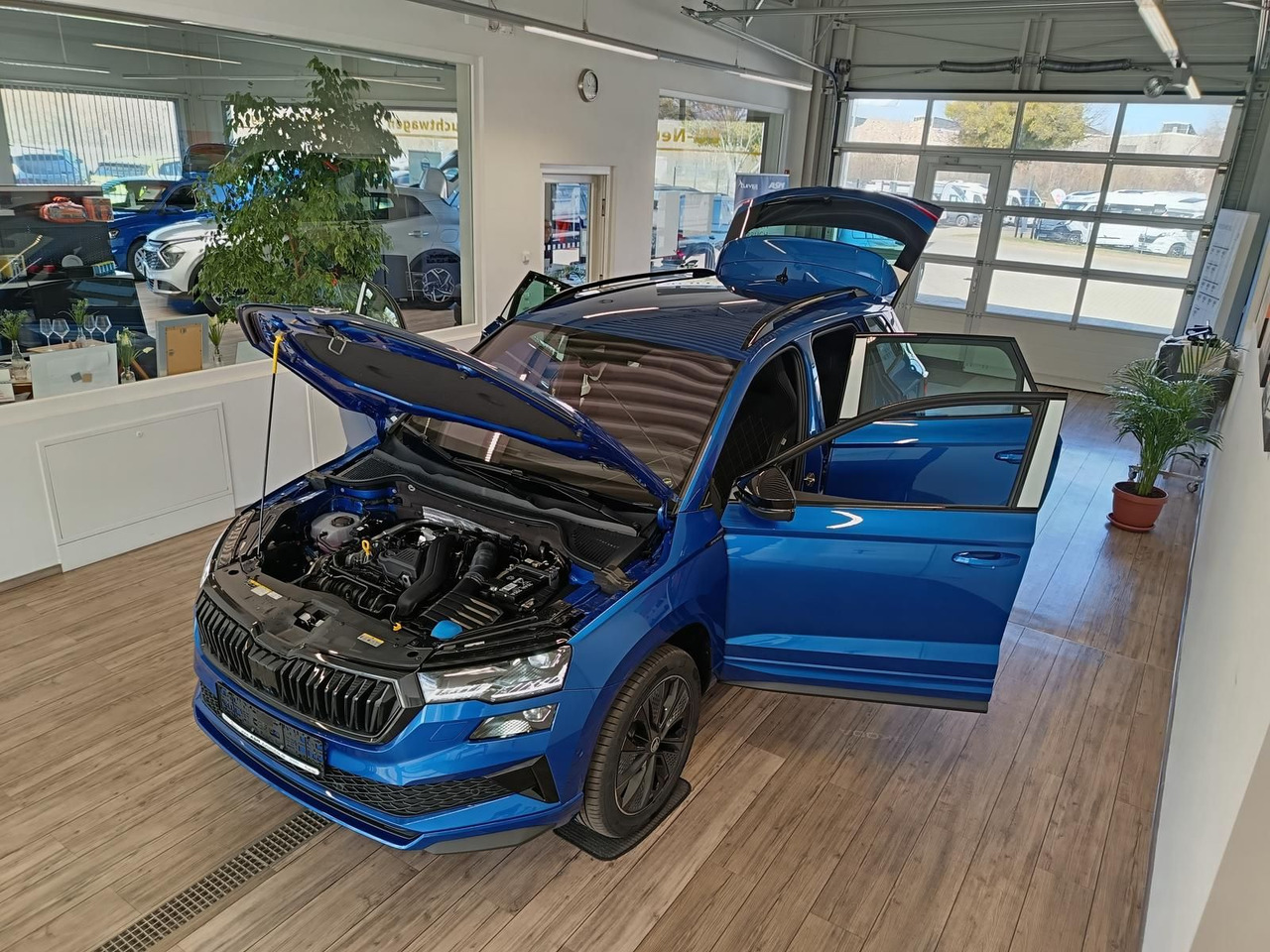 Skoda Karoq Sportline 1,5TSI DSG*AHK*360°*5J.GARANTIE* - SUV: picture 2 Skoda Karoq Sportline 1,5TSI DSG*AHK*360°*5J.GARANTIE* - SUV: picture 2