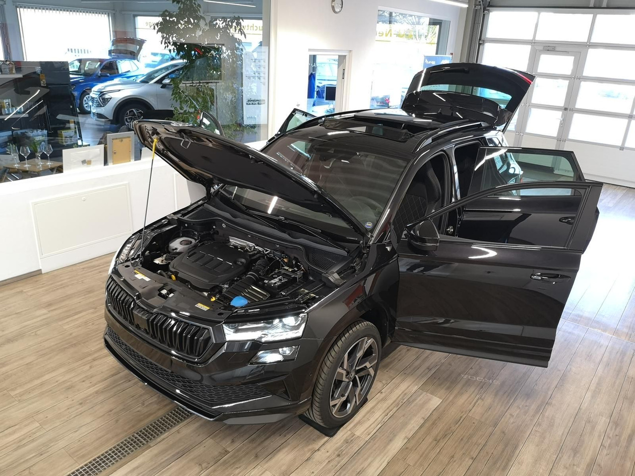 Skoda Karoq Sportline 2,0TDI DSG 4x4*PSD*AHK*360°*NAVI - SUV: picture 2 Skoda Karoq Sportline 2,0TDI DSG 4x4*PSD*AHK*360°*NAVI - SUV: picture 2