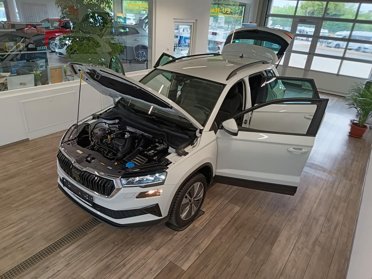 Skoda Karoq Style 1,5TSI DSG*AHK-VORBER*NAVI*LED*R-KAM - SUV: picture 2 Skoda Karoq Style 1,5TSI DSG*AHK-VORBER*NAVI*LED*R-KAM - SUV: picture 2
