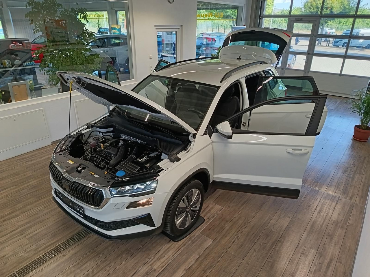 Skoda Karoq Style 1,5TSI DSG*AHK-VORBER*NAVI*LED*R-KAM - SUV: picture 2 Skoda Karoq Style 1,5TSI DSG*AHK-VORBER*NAVI*LED*R-KAM - SUV: picture 2