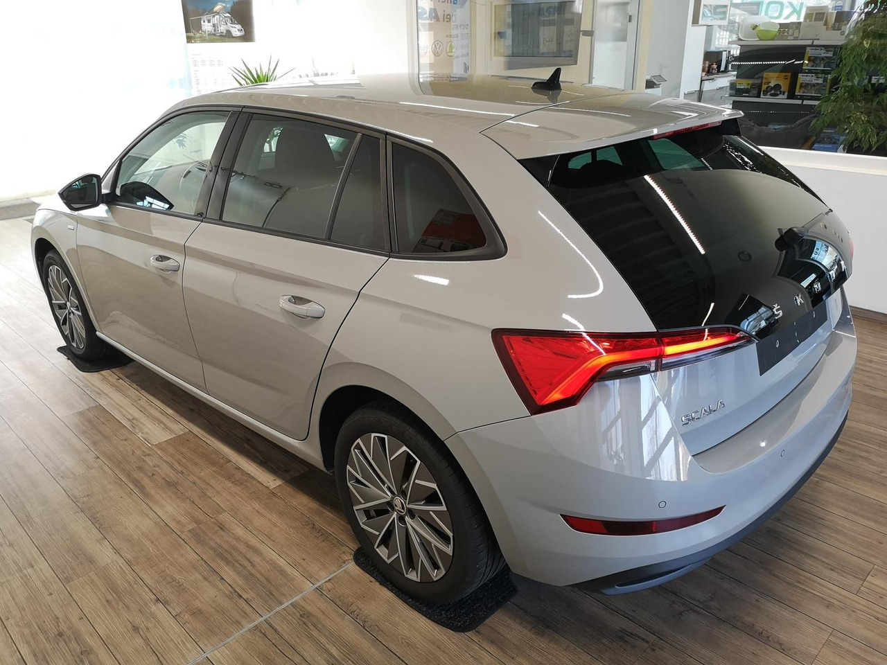 Skoda Scala Ambition 1,0 TSI 81 kW*NAVI*LED*R-KAM*PDC* - Sedan: picture 4 Skoda Scala Ambition 1,0 TSI 81 kW*NAVI*LED*R-KAM*PDC* - Sedan: picture 4