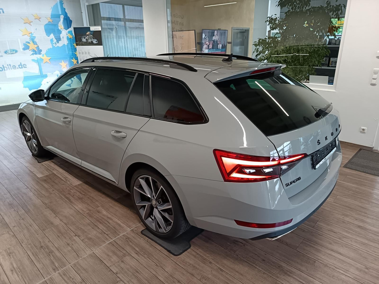 Skoda Superb Combi Sportline 2.0TSI DSG4x4*AHK*DCC*ACC - Car: picture 4 Skoda Superb Combi Sportline 2.0TSI DSG4x4*AHK*DCC*ACC - Car: picture 4
