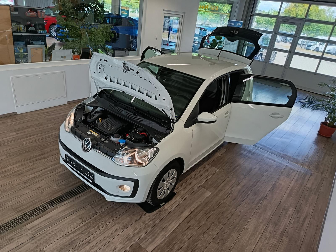 Volkswagen up! move up! 1.0*R-KAM*PDC*SHZ*MAPS+MORE*DAB*NSW - Car: picture 2 Volkswagen up! move up! 1.0*R-KAM*PDC*SHZ*MAPS+MORE*DAB*NSW - Car: picture 2