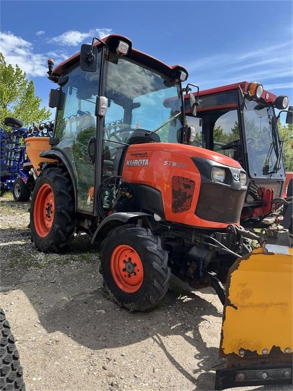 Kubota STW37 - Municipal tractor: picture 1 Kubota STW37 - Municipal tractor: picture 1