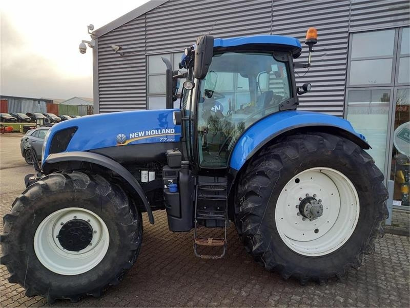 New Holland T7.220 - Farm tractor: picture 2 New Holland T7.220 - Farm tractor: picture 2