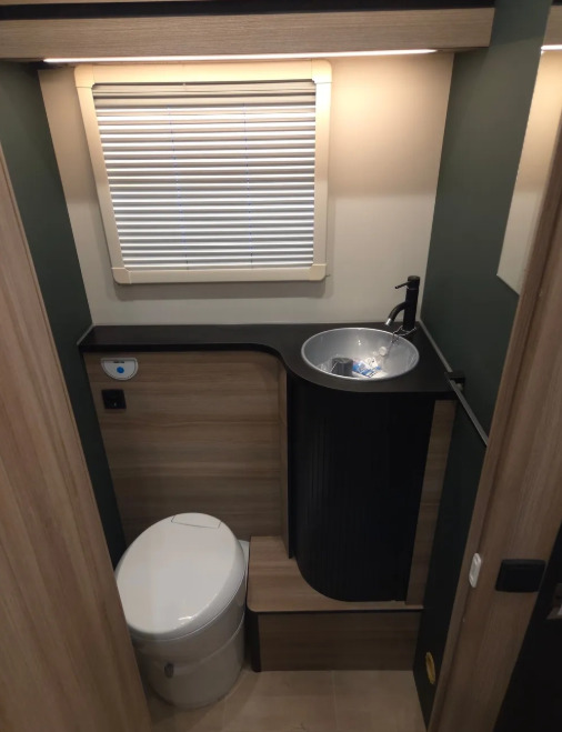 Leasing of RIMOR Rimor KILIG 695 NEW Retrofitted 5-Passenger Winterized Camera Navigation RIMOR Rimor KILIG 695 NEW Retrofitted 5-Passenger Winterized Camera Navigation: picture 18