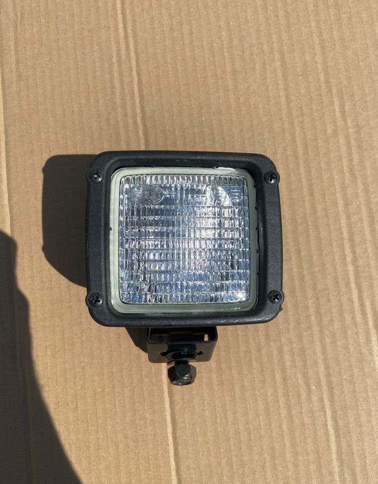 NOWY halogen roboczy MAN TGX TGS TGA Hella - Lights/ Lighting for Truck: picture 1 NOWY halogen roboczy MAN TGX TGS TGA Hella - Lights/ Lighting for Truck: picture 1