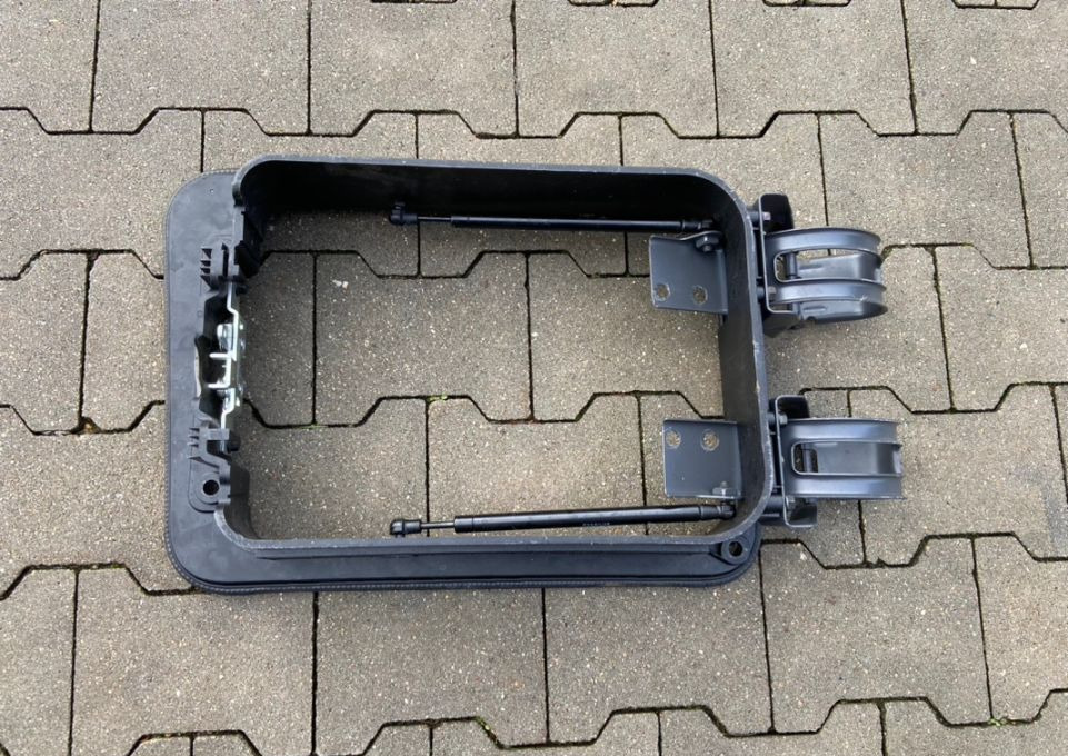 Ramka schowka Scania G P mocowanie drzwi schowka RH - Door and parts for Truck: picture 2 Ramka schowka Scania G P mocowanie drzwi schowka RH - Door and parts for Truck: picture 2