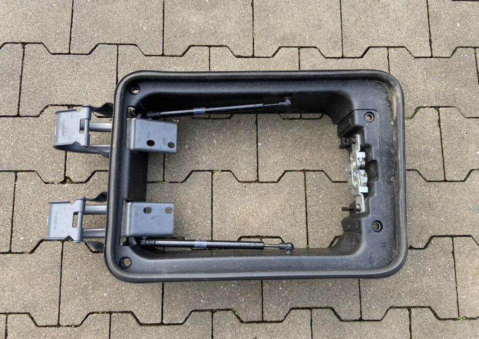 Ramka schowka Scania G P mocowanie drzwi schowka RH - Door and parts: picture 1 Ramka schowka Scania G P mocowanie drzwi schowka RH - Door and parts: picture 1