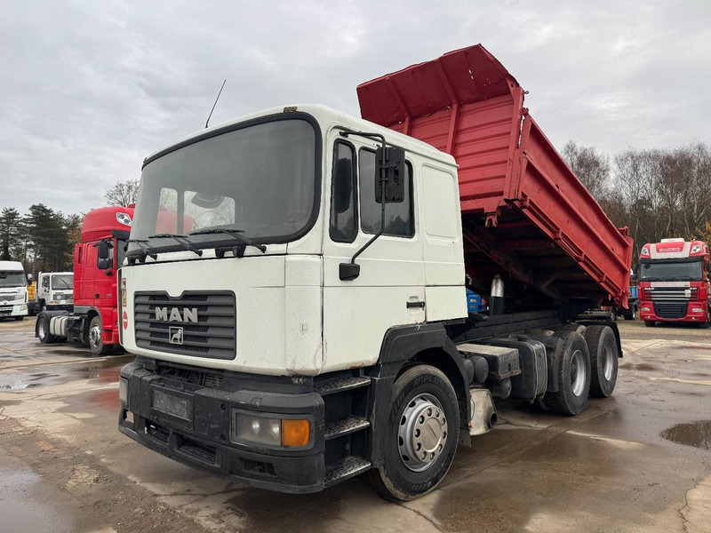 MAN 33.414 (BIG AXLE / STEEL SUSPENSION / 6 CYLINDER / MANUAL GEARBOX) - Tipper: picture 1 MAN 33.414 (BIG AXLE / STEEL SUSPENSION / 6 CYLINDER / MANUAL GEARBOX) - Tipper: picture 1