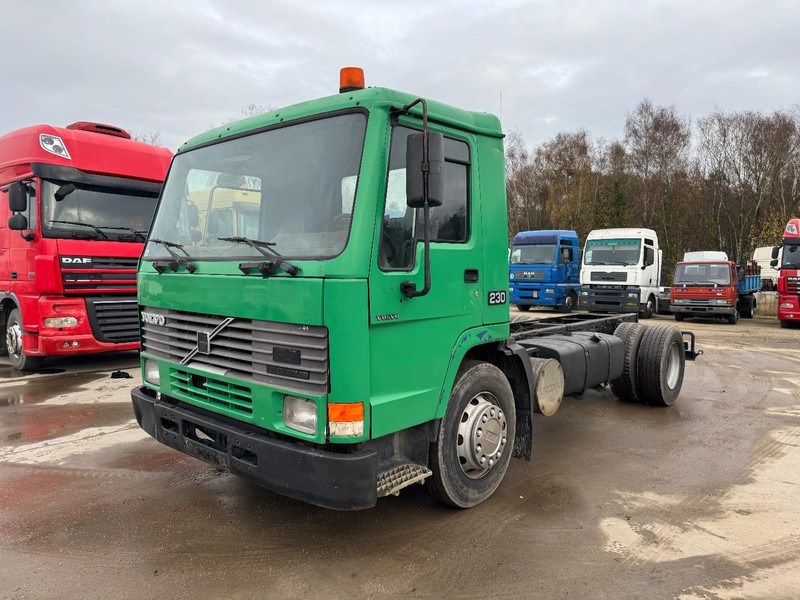 Volvo FL 7 - 230 (MANUAL PUMP & MANUAL GEARBOX / POMPE MANUELLE & BOITE MANUELLE / EURO 2) - Cab chassis truck: picture 1 Volvo FL 7 - 230 (MANUAL PUMP & MANUAL GEARBOX / POMPE MANUELLE & BOITE MANUELLE / EURO 2) - Cab chassis truck: picture 1