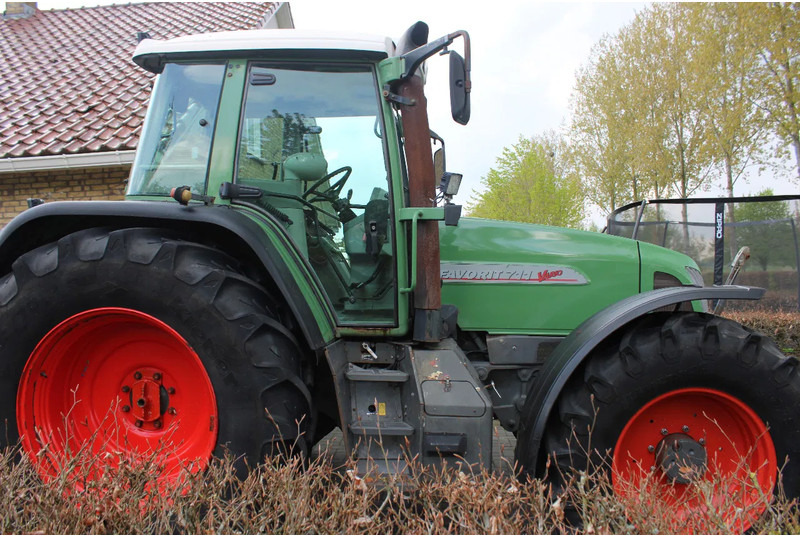 Fendt FAVORIT 711 VARIO 711 Vario met fronthef en frontaftakas - Farm tractor: picture 2 Fendt FAVORIT 711 VARIO 711 Vario met fronthef en frontaftakas - Farm tractor: picture 2