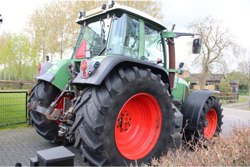 Fendt FAVORIT 711 VARIO 711 Vario met fronthef en frontaftakas - Farm tractor: picture 3 Fendt FAVORIT 711 VARIO 711 Vario met fronthef en frontaftakas - Farm tractor: picture 3