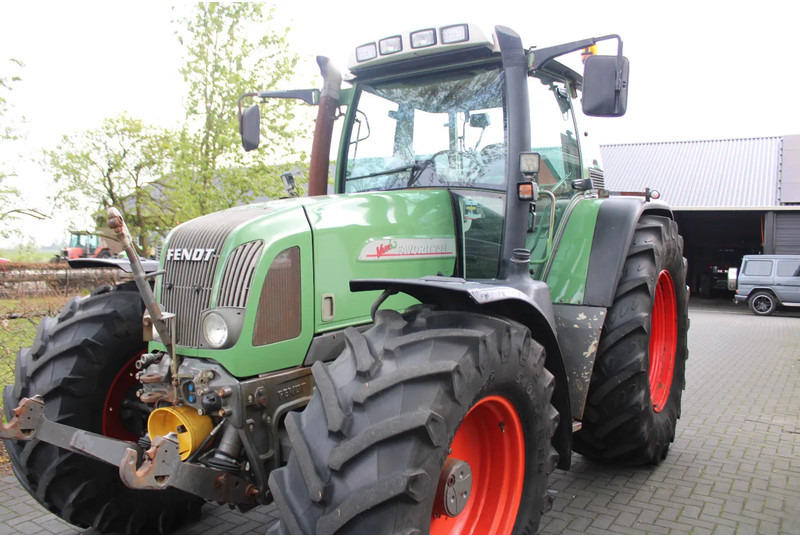 Fendt FAVORIT 711 VARIO 711 Vario met fronthef en frontaftakas - Farm tractor: picture 5 Fendt FAVORIT 711 VARIO 711 Vario met fronthef en frontaftakas - Farm tractor: picture 5