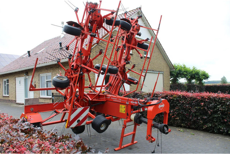 Kuhn GF10601 TO - Tedder/ Rake: picture 1 Kuhn GF10601 TO - Tedder/ Rake: picture 1