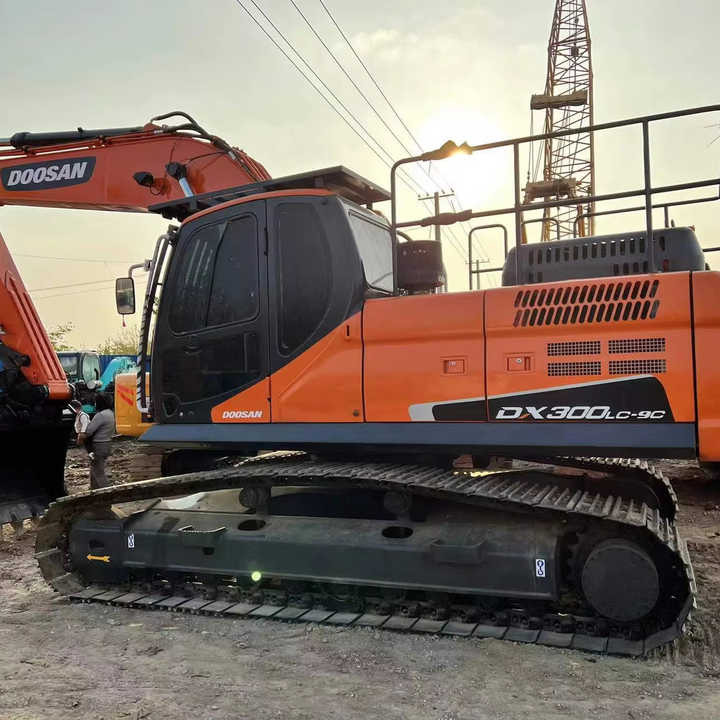 Used Digger DOOSAN DX300 Construction Machinery Construction Digger Used DOOSAN DX300 Cheap Excavator - Crawler excavator: picture 1 Used Digger DOOSAN DX300 Construction Machinery Construction Digger Used DOOSAN DX300 Cheap Excavator - Crawler excavator: picture 1