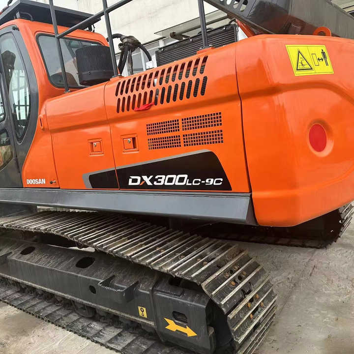 Used Digger DOOSAN DX300 Construction Machinery Construction Digger Used DOOSAN DX300 Cheap Excavator - Crawler excavator: picture 1 Used Digger DOOSAN DX300 Construction Machinery Construction Digger Used DOOSAN DX300 Cheap Excavator - Crawler excavator: picture 1