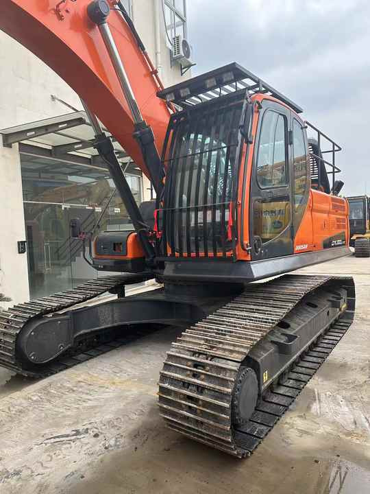Used Digger DOOSAN DX300 Construction Machinery Construction Digger Used DOOSAN DX300 Cheap Excavator - Crawler excavator: picture 3 Used Digger DOOSAN DX300 Construction Machinery Construction Digger Used DOOSAN DX300 Cheap Excavator - Crawler excavator: picture 3