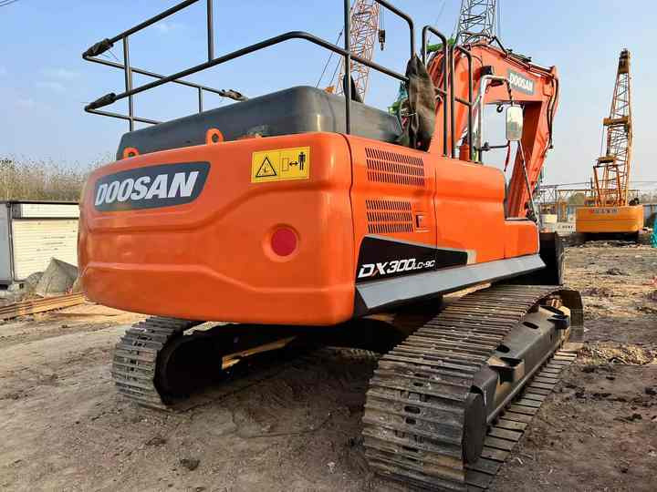 Used Digger DOOSAN DX300 Construction Machinery Construction Digger Used DOOSAN DX300 Cheap Excavator - Crawler excavator: picture 3 Used Digger DOOSAN DX300 Construction Machinery Construction Digger Used DOOSAN DX300 Cheap Excavator - Crawler excavator: picture 3