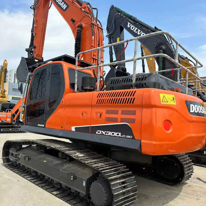 Used Digger DOOSAN DX300 Construction Machinery Construction Digger Used DOOSAN DX300 Cheap Excavator - Crawler excavator: picture 1 Used Digger DOOSAN DX300 Construction Machinery Construction Digger Used DOOSAN DX300 Cheap Excavator - Crawler excavator: picture 1