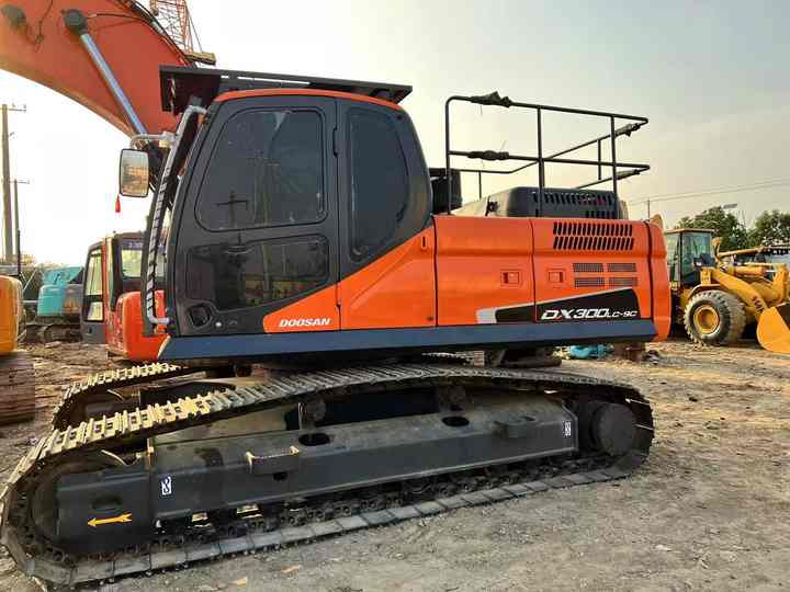 Used Digger DOOSAN DX300 Construction Machinery Construction Digger Used DOOSAN DX300 Cheap Excavator - Crawler excavator: picture 2 Used Digger DOOSAN DX300 Construction Machinery Construction Digger Used DOOSAN DX300 Cheap Excavator - Crawler excavator: picture 2