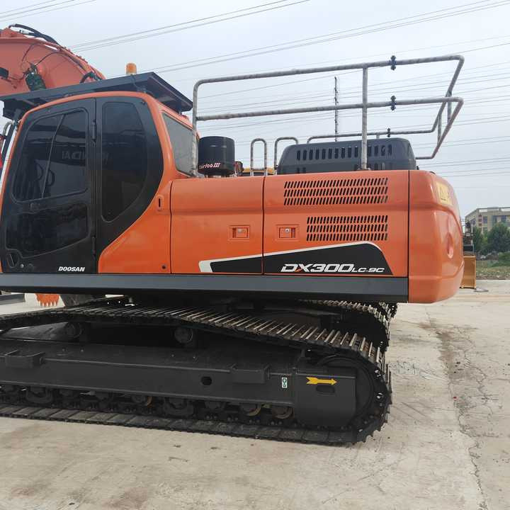 Used Digger DOOSAN DX300 Construction Machinery Construction Digger Used DOOSAN DX300 Cheap Excavator - Crawler excavator: picture 2 Used Digger DOOSAN DX300 Construction Machinery Construction Digger Used DOOSAN DX300 Cheap Excavator - Crawler excavator: picture 2