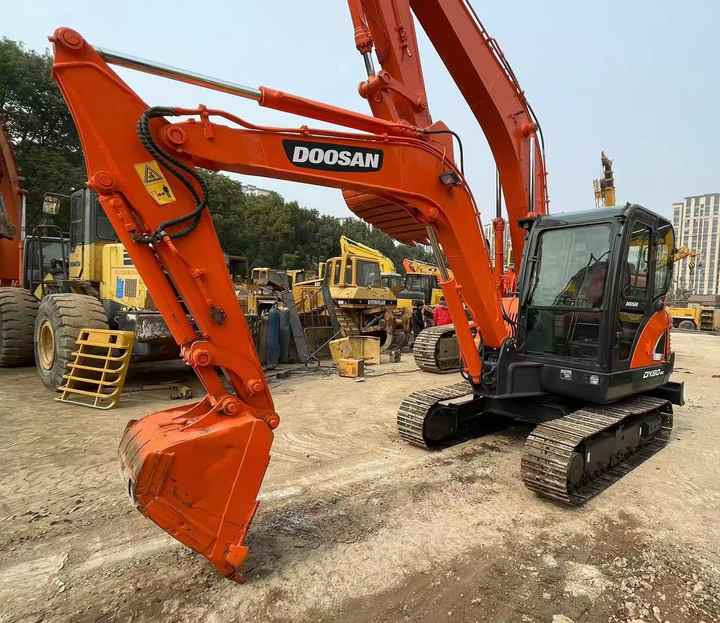 Used Digger DOOSAN DX60 Construction Machinery Construction Digger Used DOOSAN DX60 Cheap Excavator - Crawler excavator: picture 4 Used Digger DOOSAN DX60 Construction Machinery Construction Digger Used DOOSAN DX60 Cheap Excavator - Crawler excavator: picture 4