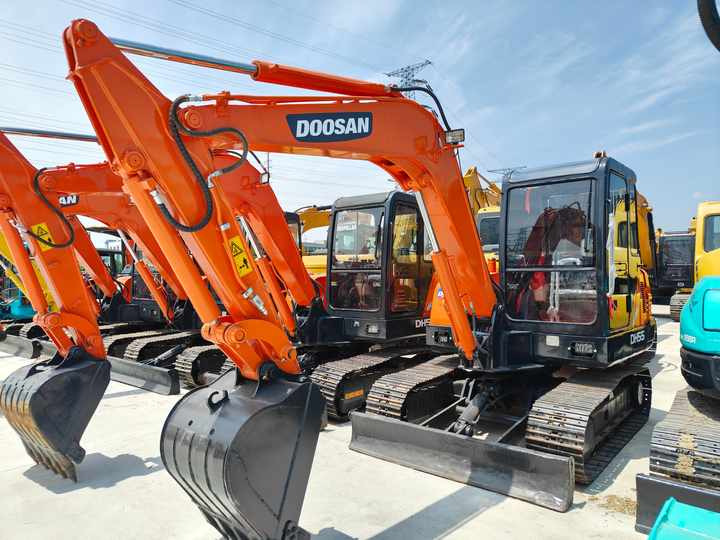 Used Digger Doosan Dh55 Construction Machinery Construction Digger Used Doosan Dh55 Cheap Excavator - Crawler excavator: picture 3 Used Digger Doosan Dh55 Construction Machinery Construction Digger Used Doosan Dh55 Cheap Excavator - Crawler excavator: picture 3