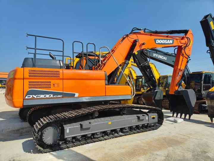 Used Doosan DX300, its original quality has withstood the test. It offers high - efficiency operation at a lower cost.Hard work. - Crawler excavator: picture 4 Used Doosan DX300, its original quality has withstood the test. It offers high - efficiency operation at a lower cost.Hard work. - Crawler excavator: picture 4