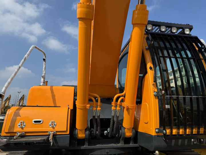 Used HYUNDAI305lc-9c Hydraulic Excavator with Excellent Performance hyundai Running Working Condition Low Price for Sale - Excavator: picture 2 Used HYUNDAI305lc-9c Hydraulic Excavator with Excellent Performance hyundai Running Working Condition Low Price for Sale - Excavator: picture 2