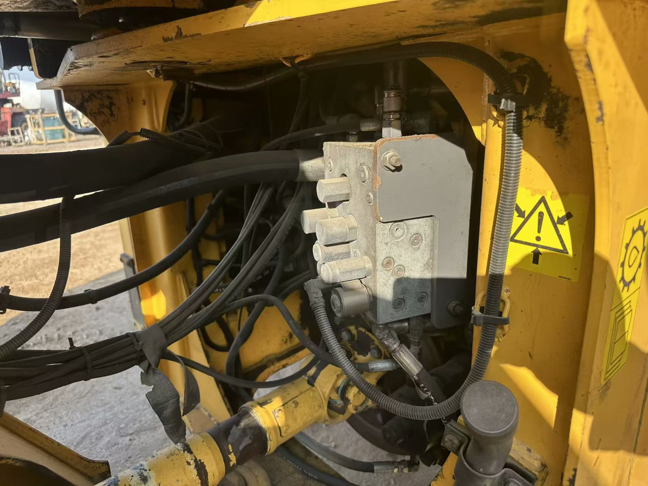 Wheel loader 105L: picture 9