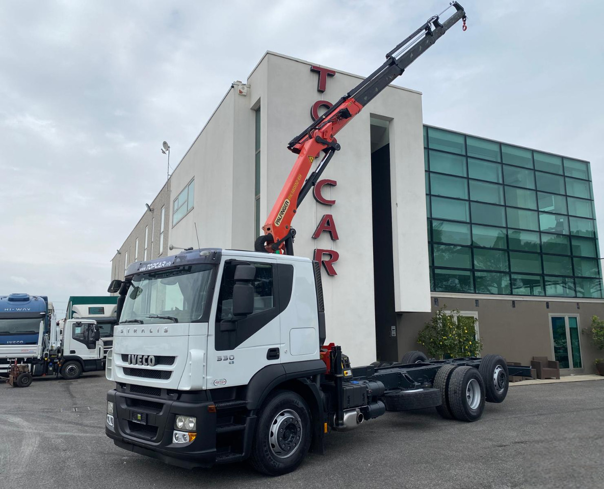 IVECO AT260S33 - Crane truck: picture 1 IVECO AT260S33 - Crane truck: picture 1