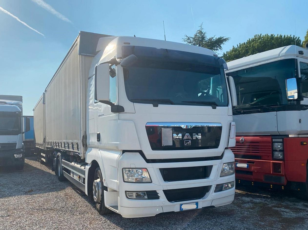 MAN TGX 26.440 CASSONE CENTINATO 2011 - Curtainsider truck: picture 2 MAN TGX 26.440 CASSONE CENTINATO 2011 - Curtainsider truck: picture 2