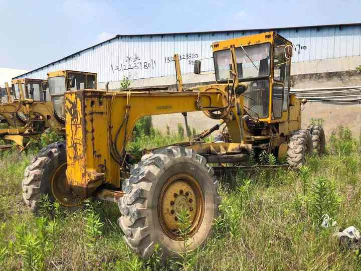 Japan Komatsu GD511 Motor Grader Cheap Price Komatsu Road Grader GD511 Good Condition in China - Grader: picture 5 Japan Komatsu GD511 Motor Grader Cheap Price Komatsu Road Grader GD511 Good Condition in China - Grader: picture 5