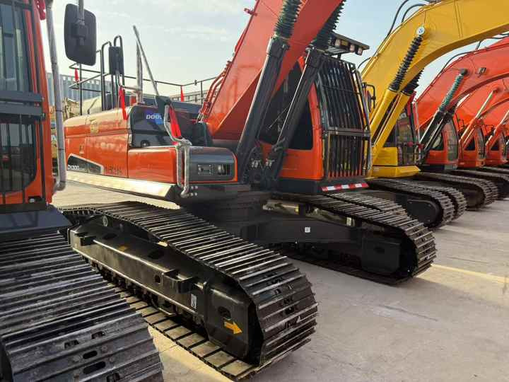 Original Used DOOSAN DX300LC-9C Excavator 30 Ton Large Excavator Digger With Cheap Price,certified by EPA and CE DOOSAN ENGINE. - Crawler excavator: picture 4 Original Used DOOSAN DX300LC-9C Excavator 30 Ton Large Excavator Digger With Cheap Price,certified by EPA and CE DOOSAN ENGINE. - Crawler excavator: picture 4