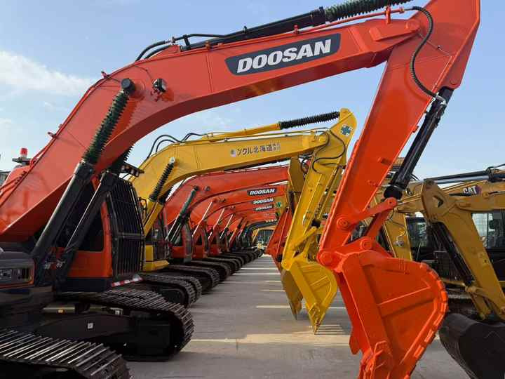 Original Used DOOSAN DX300LC-9C Excavator 30 Ton Large Excavator Digger With Cheap Price,certified by EPA and CE DOOSAN ENGINE. - Crawler excavator: picture 3 Original Used DOOSAN DX300LC-9C Excavator 30 Ton Large Excavator Digger With Cheap Price,certified by EPA and CE DOOSAN ENGINE. - Crawler excavator: picture 3