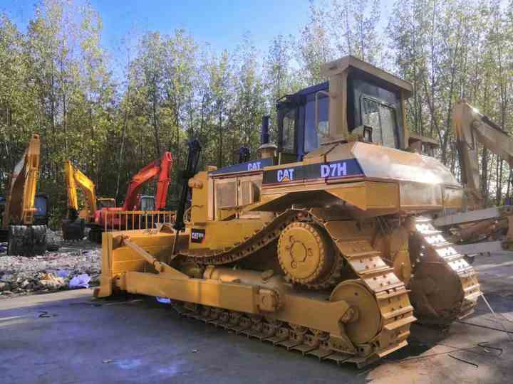 Second Hand Caterpillar CAT D7H D7G D7R Bulldozer, Used CAT D7H Japan Import in Good Condition - Bulldozer: picture 3 Second Hand Caterpillar CAT D7H D7G D7R Bulldozer, Used CAT D7H Japan Import in Good Condition - Bulldozer: picture 3