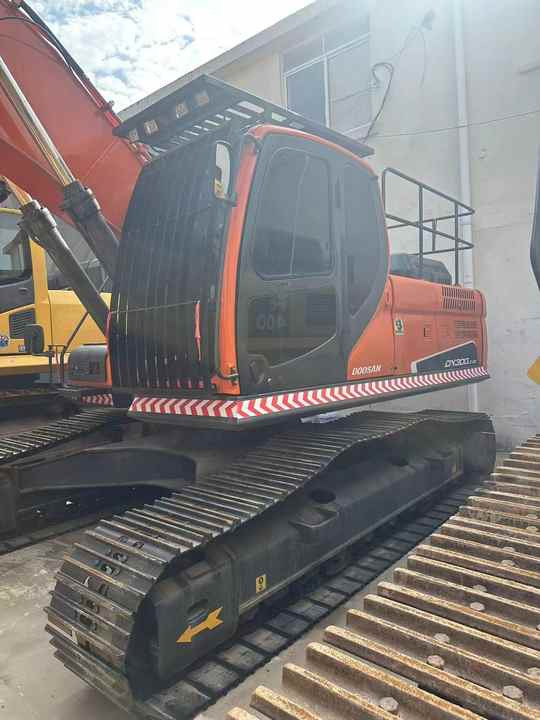 Used Digger DOOSAN DX300 Construction Machinery Construction Digger Used DOOSAN DX300 Cheap Excavator - Crawler excavator: picture 2 Used Digger DOOSAN DX300 Construction Machinery Construction Digger Used DOOSAN DX300 Cheap Excavator - Crawler excavator: picture 2