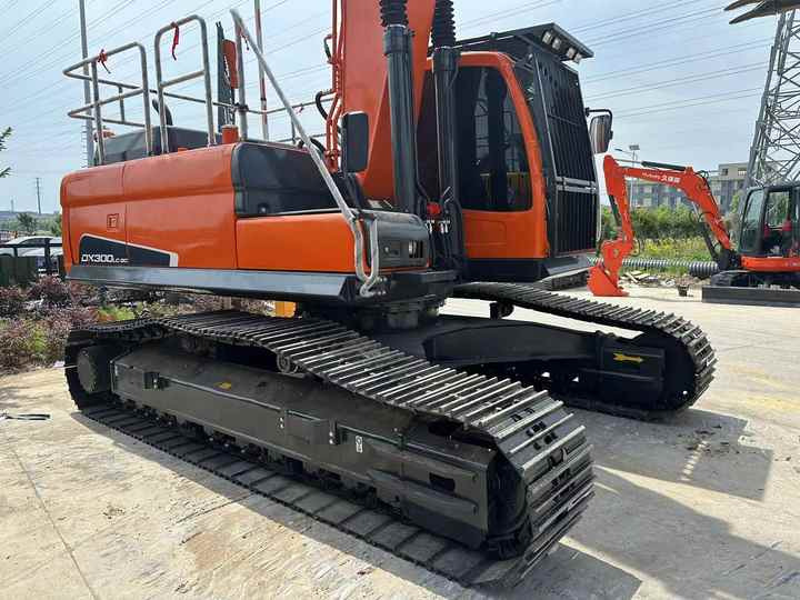 Used Digger DOOSAN DX300 Construction Machinery Construction Digger Used DOOSAN DX300 Cheap Excavator - Crawler excavator: picture 3 Used Digger DOOSAN DX300 Construction Machinery Construction Digger Used DOOSAN DX300 Cheap Excavator - Crawler excavator: picture 3