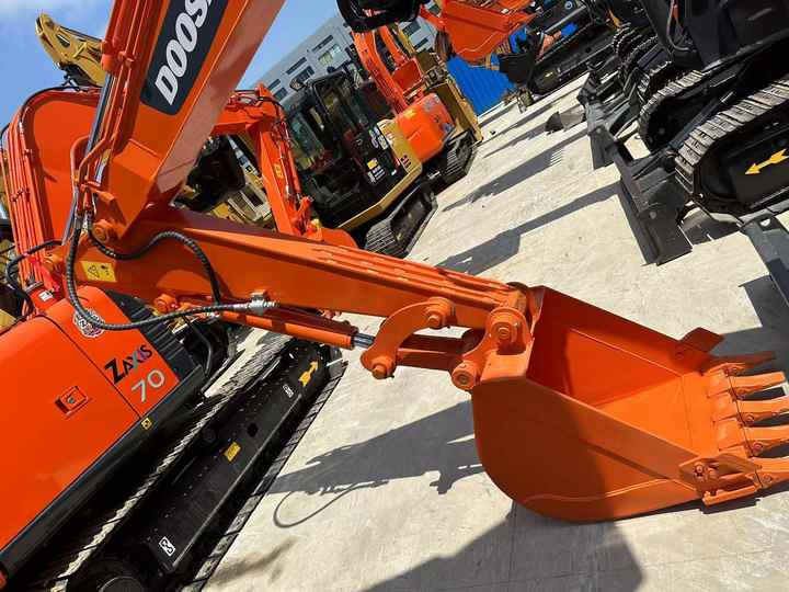 Used Digger DOOSAN DX55 Construction Machinery Construction Digger Used DOOSAN DX55 Cheap Excavator - Crawler excavator: picture 4 Used Digger DOOSAN DX55 Construction Machinery Construction Digger Used DOOSAN DX55 Cheap Excavator - Crawler excavator: picture 4
