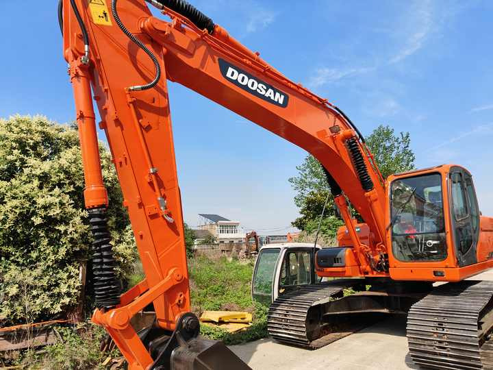 Used Doosan 225LC Excavator | Low Hours | Heavy-Duty Performance | Global Shipping - Crawler excavator: picture 4 Used Doosan 225LC Excavator | Low Hours | Heavy-Duty Performance | Global Shipping - Crawler excavator: picture 4