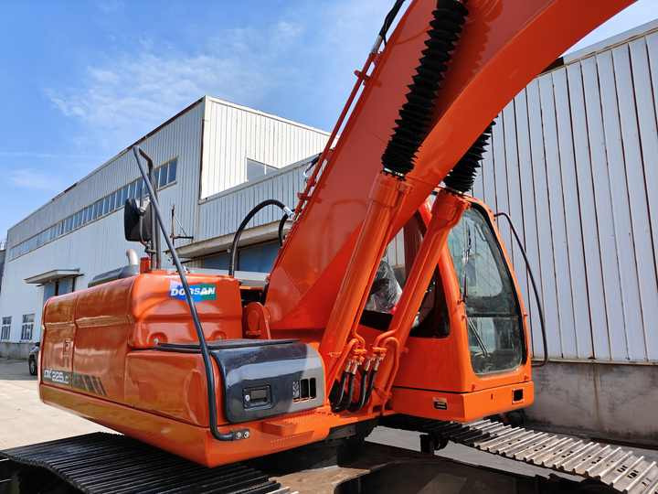 Used Doosan 225LC Excavator | Low Hours | Heavy-Duty Performance | Global Shipping - Crawler excavator: picture 3 Used Doosan 225LC Excavator | Low Hours | Heavy-Duty Performance | Global Shipping - Crawler excavator: picture 3