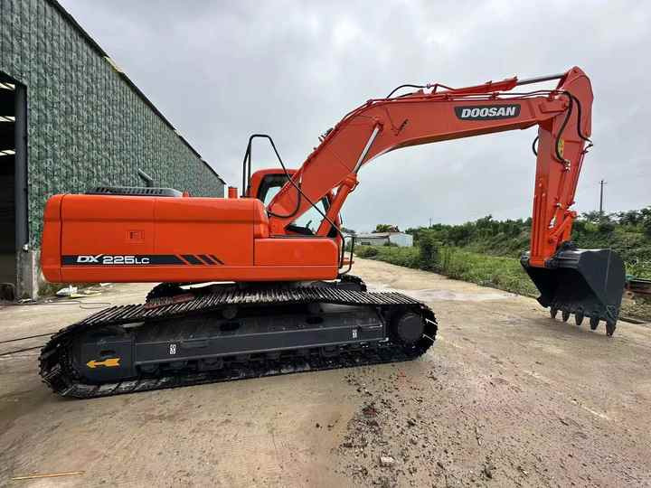 Used Excavator Doosan DX225LC-9 Excavators Mini Equipment Earth Moving Machinery Doosan Digger Excavator for Sale - Excavator: picture 4 Used Excavator Doosan DX225LC-9 Excavators Mini Equipment Earth Moving Machinery Doosan Digger Excavator for Sale - Excavator: picture 4