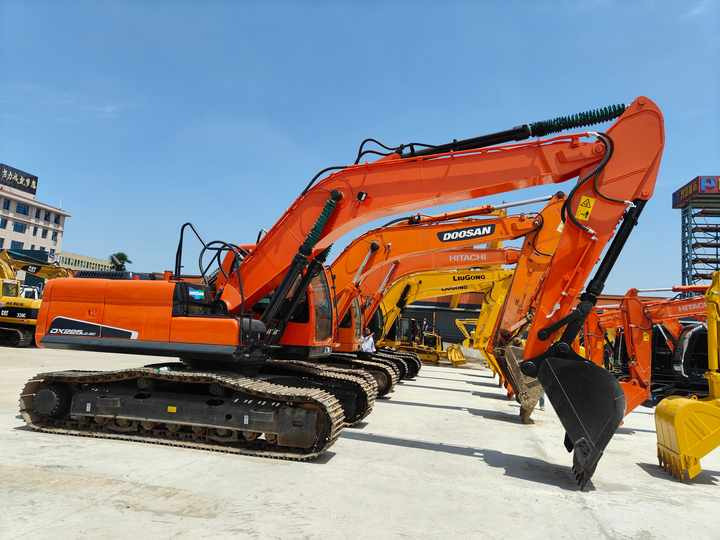 Used Excavator Doosan DX225LC with Good Condition and Low Hours - Excavator: picture 2 Used Excavator Doosan DX225LC with Good Condition and Low Hours - Excavator: picture 2