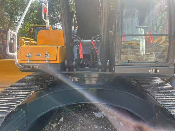 Used HYUNDAI 305LC-9T Crawler Excavator with Good Performance Hyundai30 Tons Earthmoving Machinery with Low Price On-sale - Crawler excavator: picture 5 Used HYUNDAI 305LC-9T Crawler Excavator with Good Performance Hyundai30 Tons Earthmoving Machinery with Low Price On-sale - Crawler excavator: picture 5