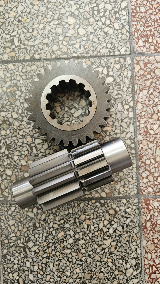 Wał koło zębate mostu kombajn Deutz Fahr 0.900.7773.7 0.900.1549.3 - Spare parts for Agricultural machinery: picture 1 Wał koło zębate mostu kombajn Deutz Fahr 0.900.7773.7 0.900.1549.3 - Spare parts for Agricultural machinery: picture 1
