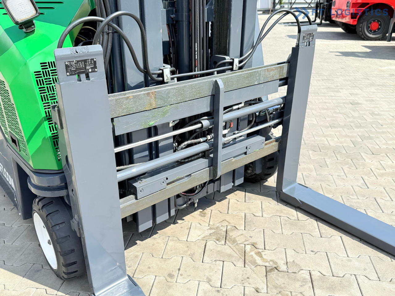 COMBILIFT CB2500 / DIESEL / EXTENDABLE FORKS / TRIPLEX / 5500MM / FREE LIFT / SIDE SHIFT / FORK POSITIONER / LIKE NEW - 4-way reach truck: picture 5 COMBILIFT CB2500 / DIESEL / EXTENDABLE FORKS / TRIPLEX / 5500MM / FREE LIFT / SIDE SHIFT / FORK POSITIONER / LIKE NEW - 4-way reach truck: picture 5